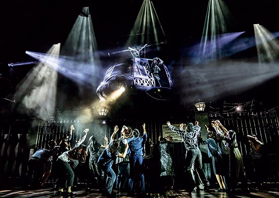 Die Hubschrauber Szene in "Miss Saigon" im Raimund Theater (©Fotos: VBW/Johan Persson)